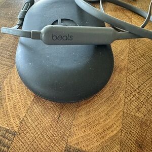 Beats Wireless Headphones in Sleek Gray. Clear out sale‼️